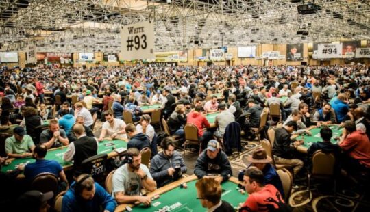 Distinction Between Poker Tournaments and Cash Games